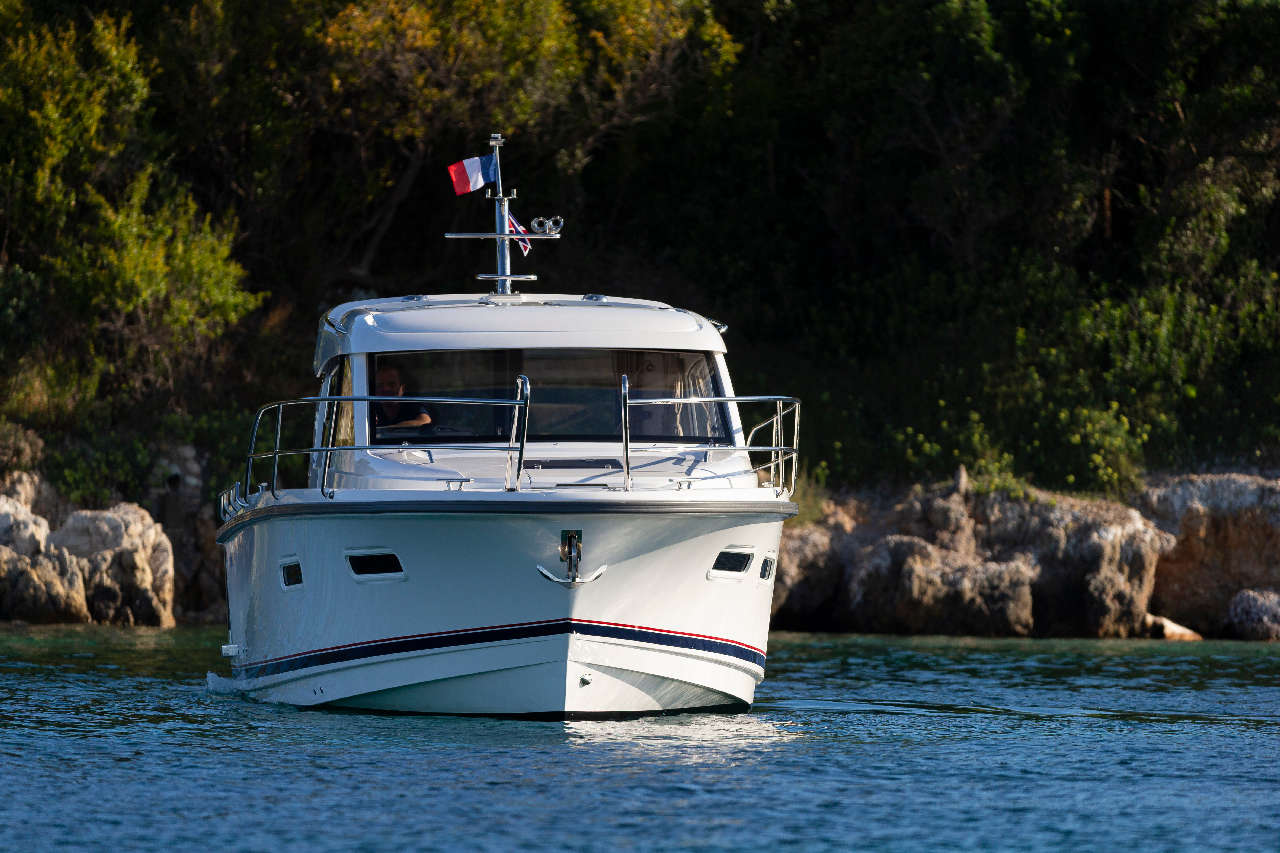Nimbus 305 Coupe External image 2