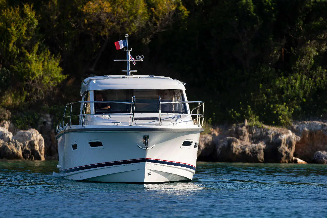 Nimbus 305 Coupe External image 2
