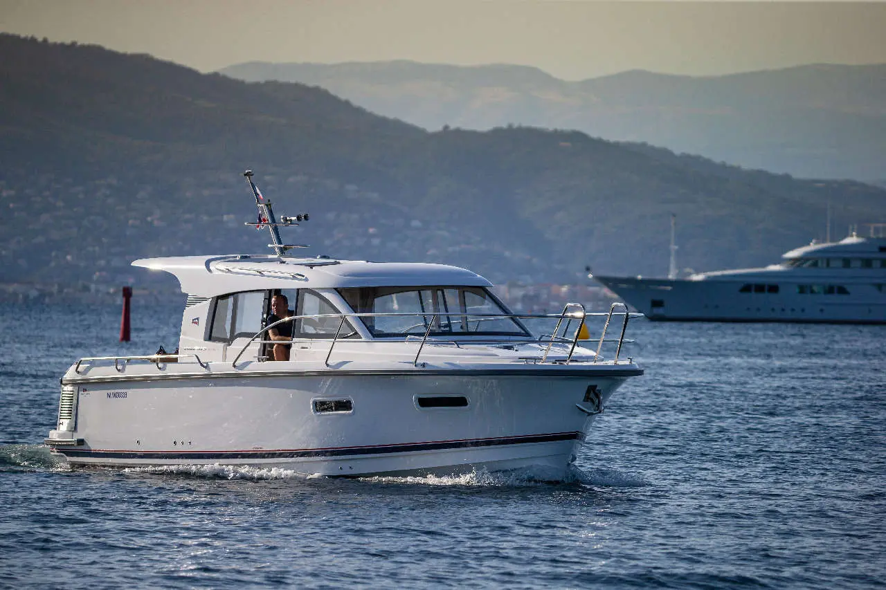 Nimbus 305 Coupe External image 8