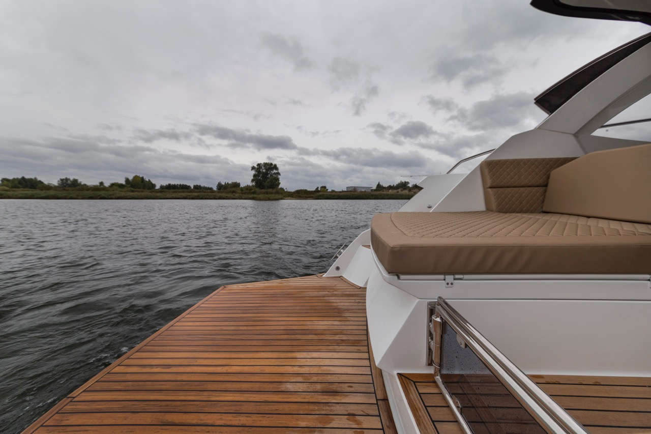 Galeon 335 HTS Cockpit image 3