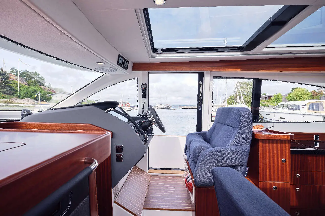 Nimbus 405 Coupe Interior image 3