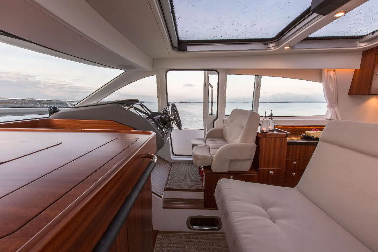 Nimbus 405 Coupe Interior image 6