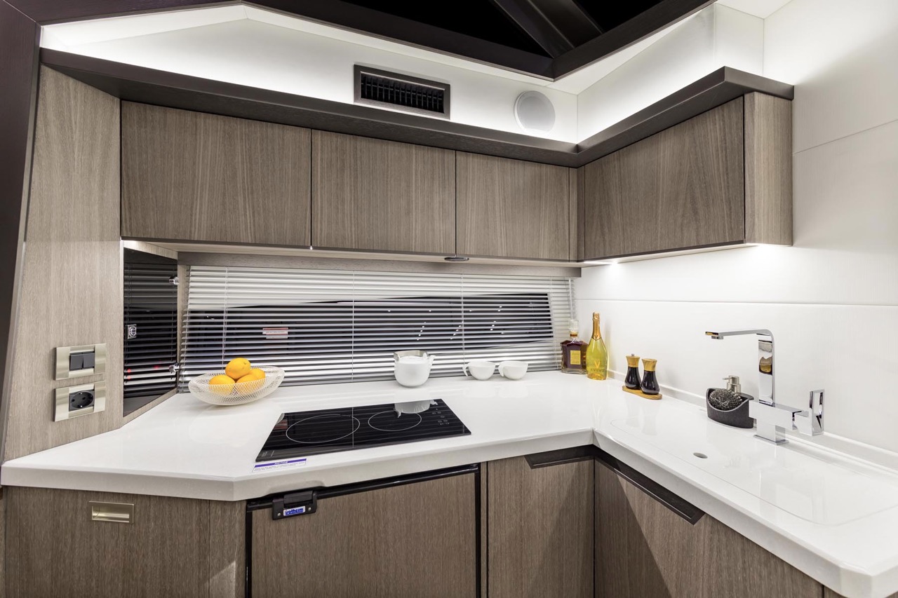 Galeon 425 HTS Internal image 7