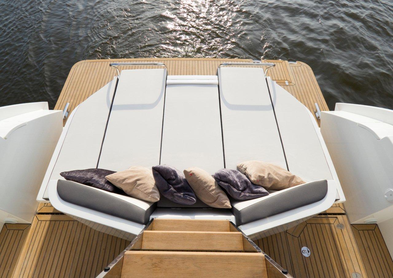 Galeon 430 SKY Cockpit image 10