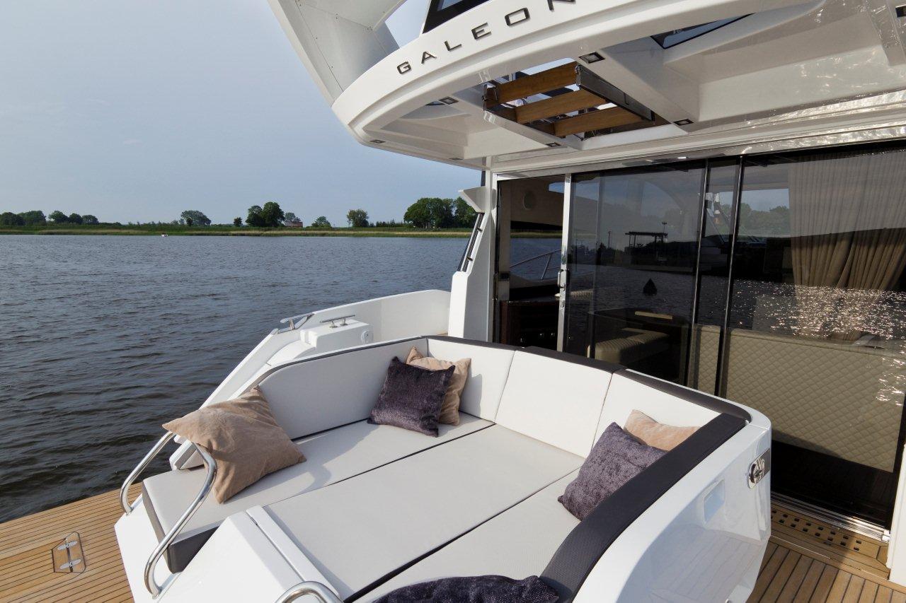 Galeon 430 SKY Cockpit image 21