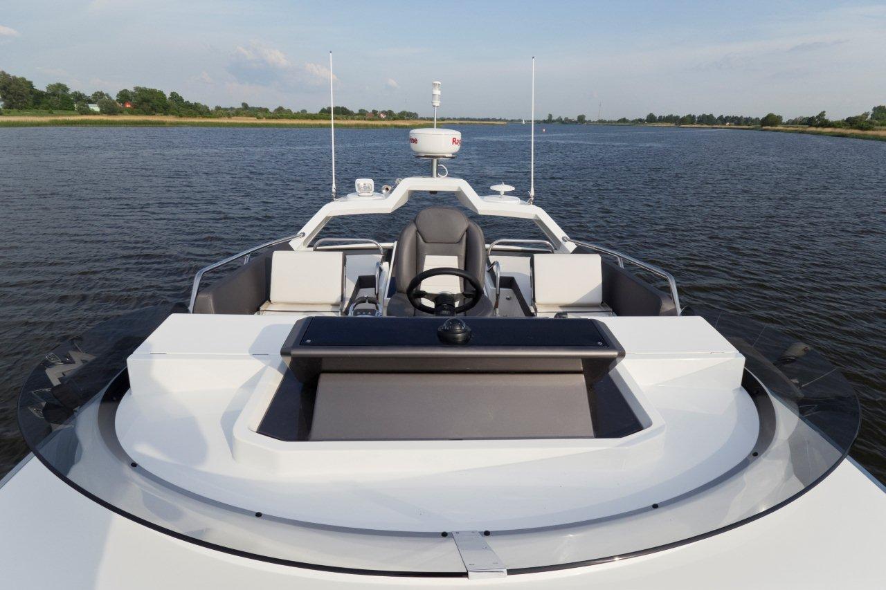 Galeon 430 SKY Cockpit image 4