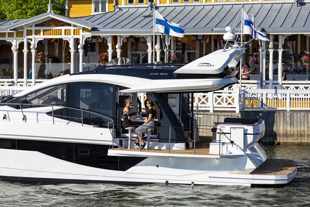Galeon 470 SKYDECK Cockpit image 32