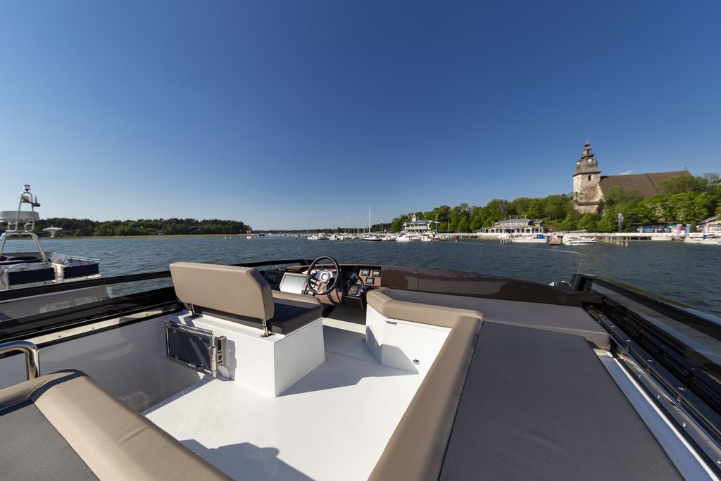 Galeon 470 SKYDECK Cockpit image 38