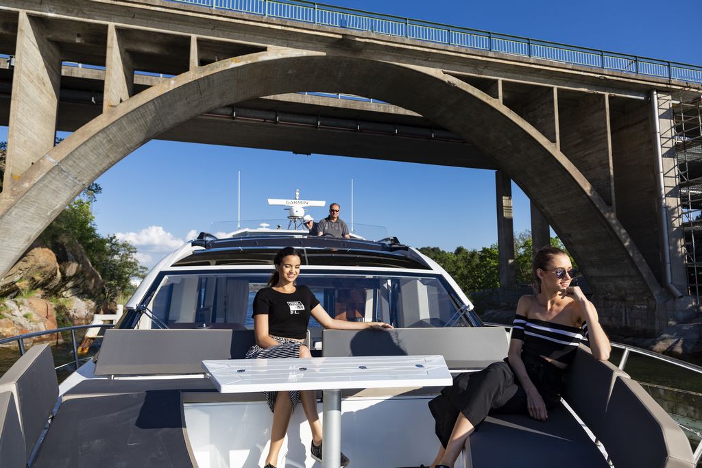 Galeon 470 SKYDECK Cockpit image 7