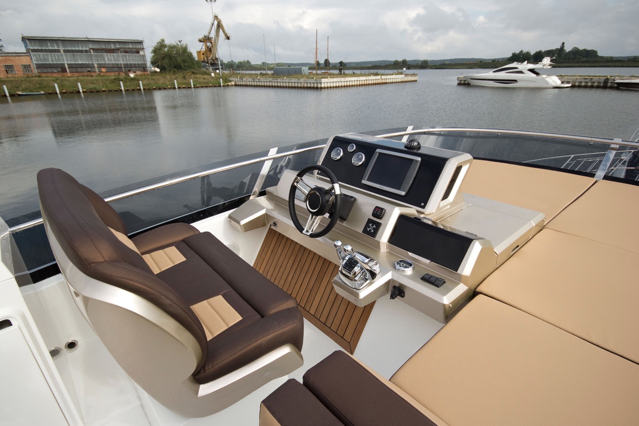 Galeon 550 FLY Cockpit image 3