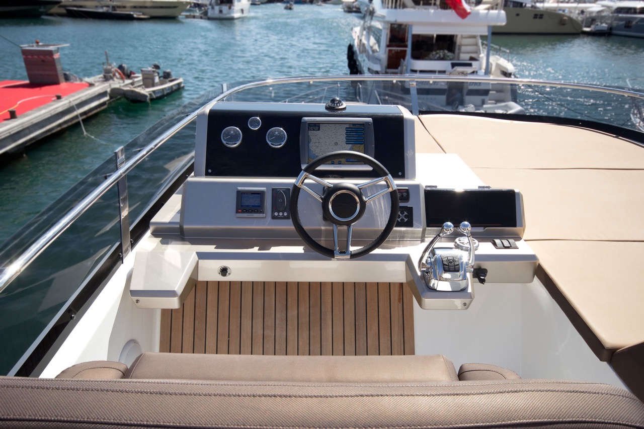Galeon 550 FLY Cockpit image 6