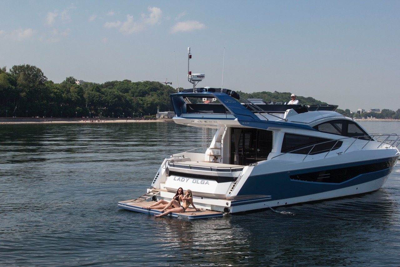 Galeon 550 FLY Cockpit image 10