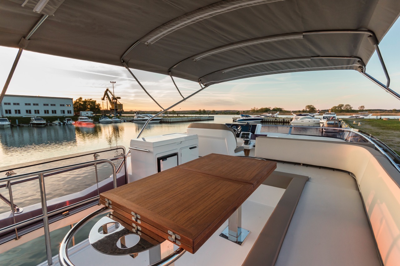 Galeon 550 FLY Cockpit image 22