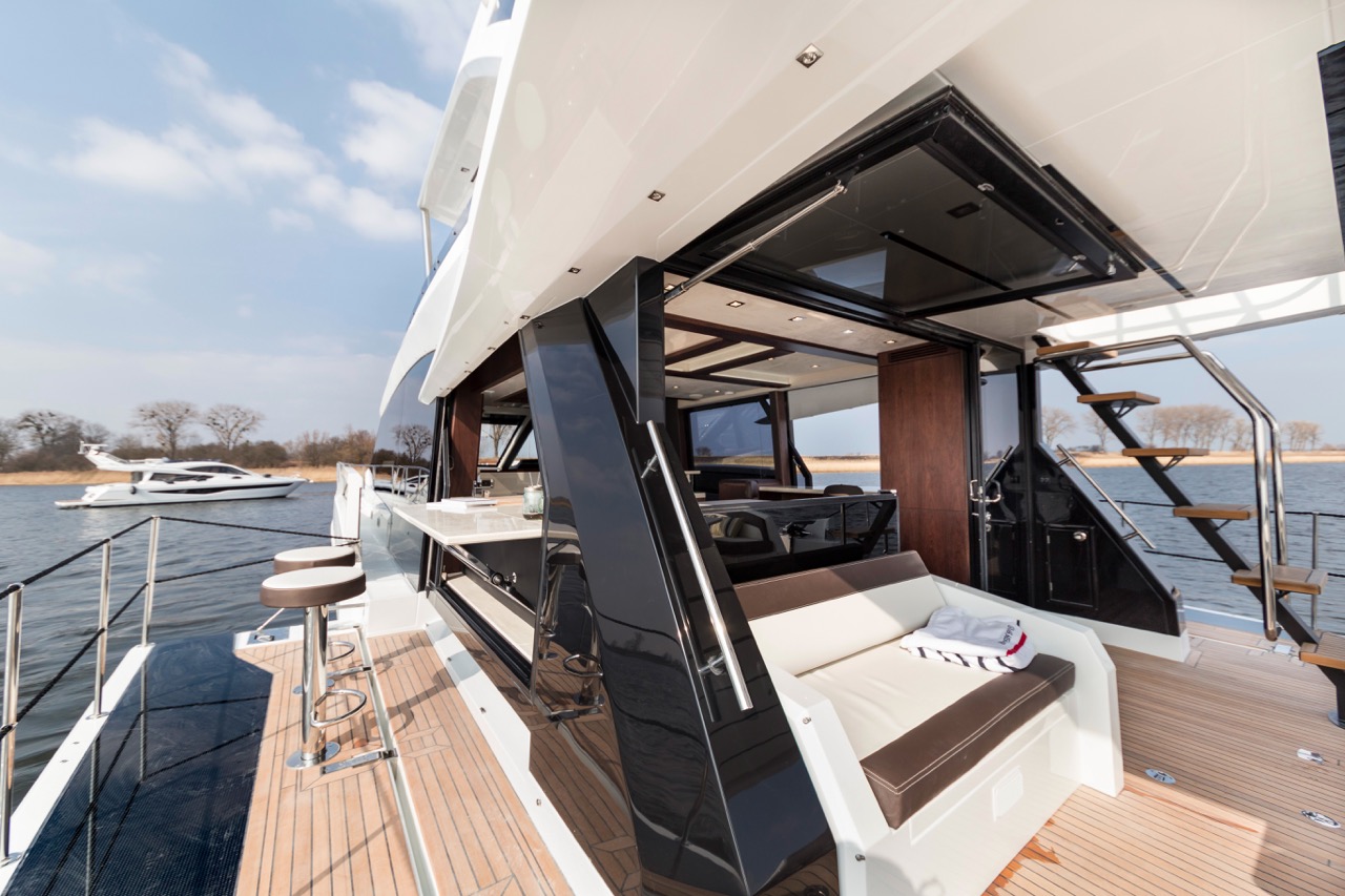 Galeon 640 FLY Cockpit image 3