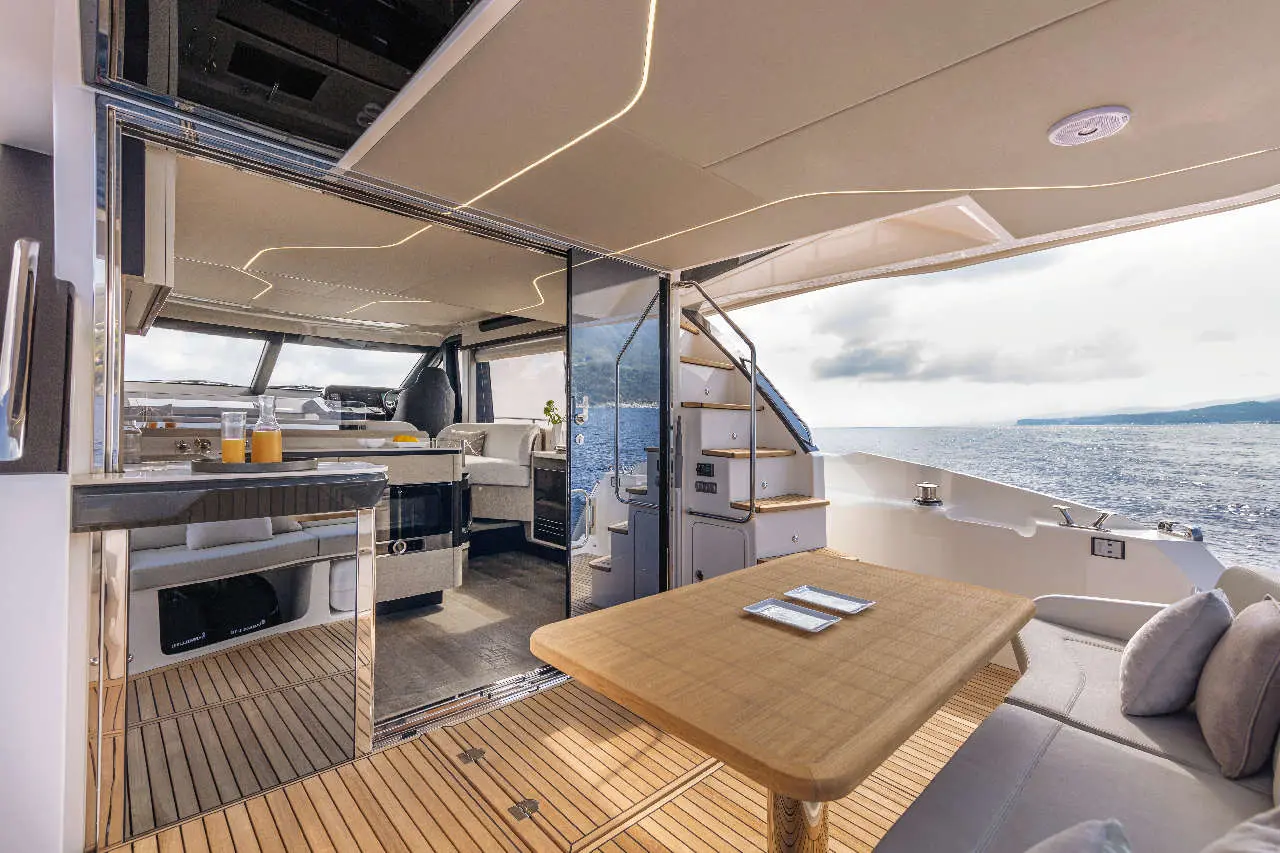 Absolute 47 FLY Interior image 6