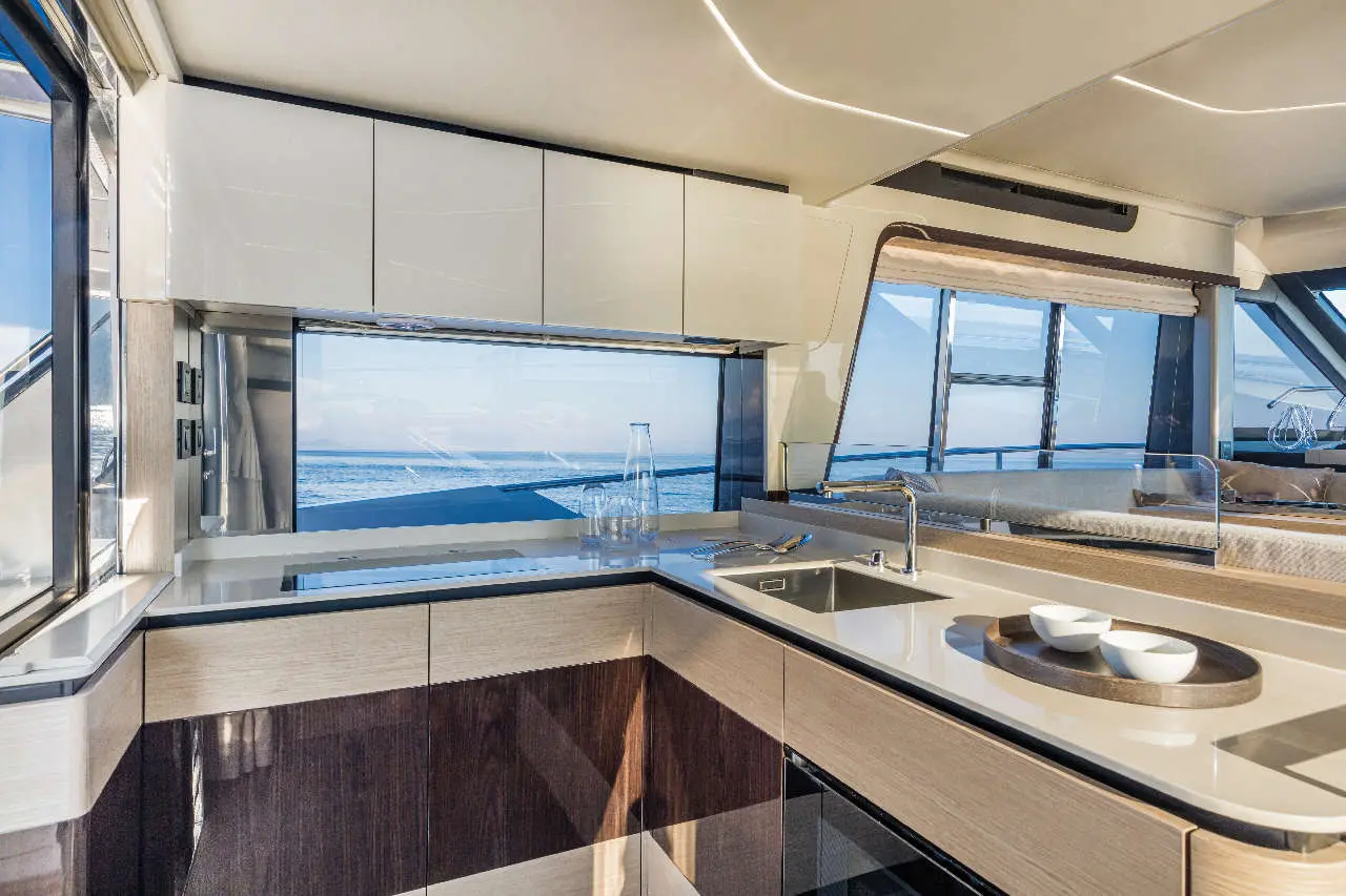 Absolute 47 FLY Interior image 9