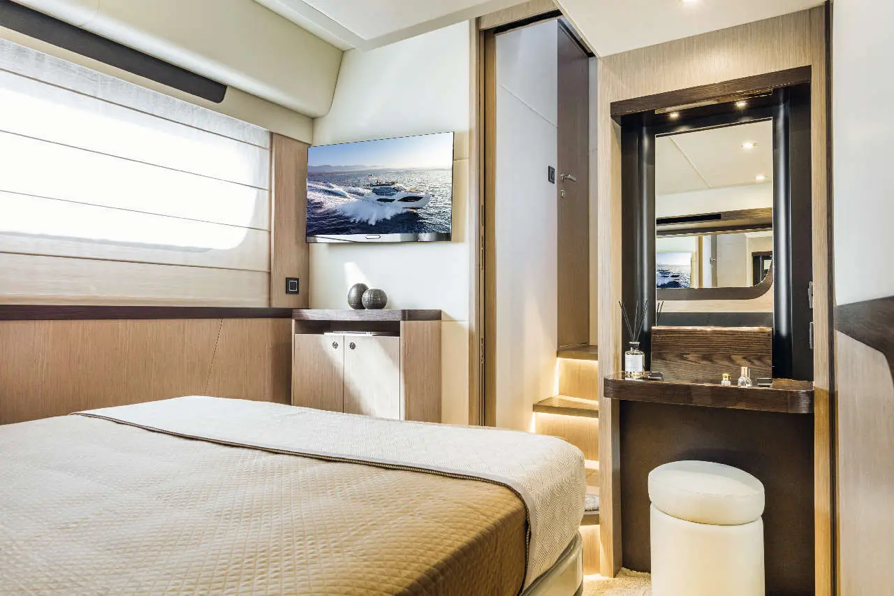 Absolute 47 FLY Interior image 12