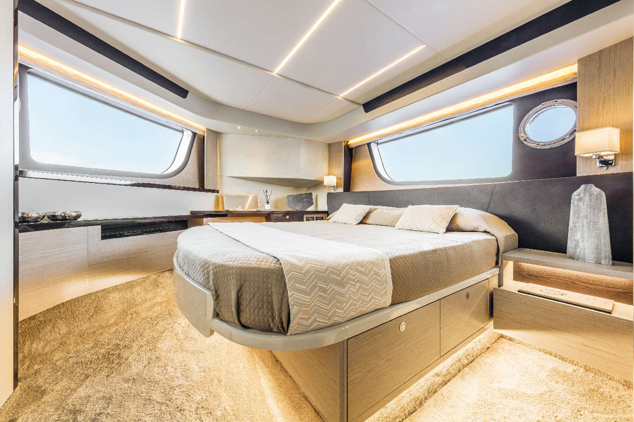 Absolute 47 FLY Interior image 13