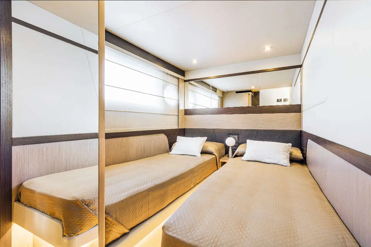 Absolute 47 FLY Interior image 14
