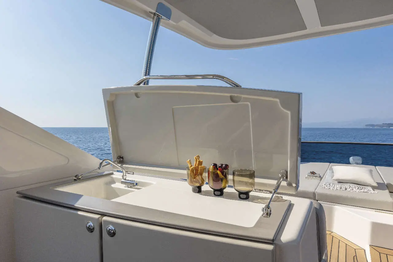 Absolute 50 FLY Interior image 4
