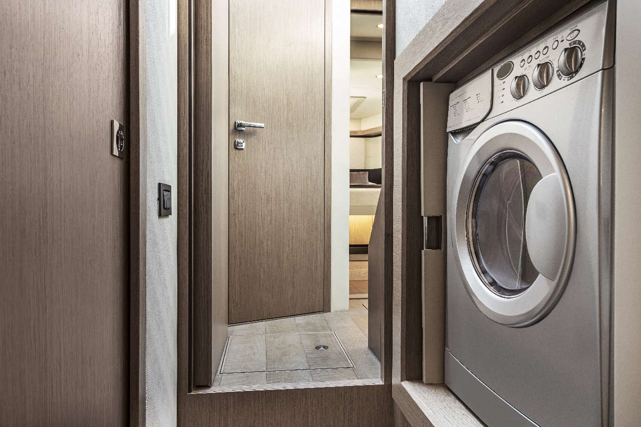 Absolute 50 FLY Interior image 14