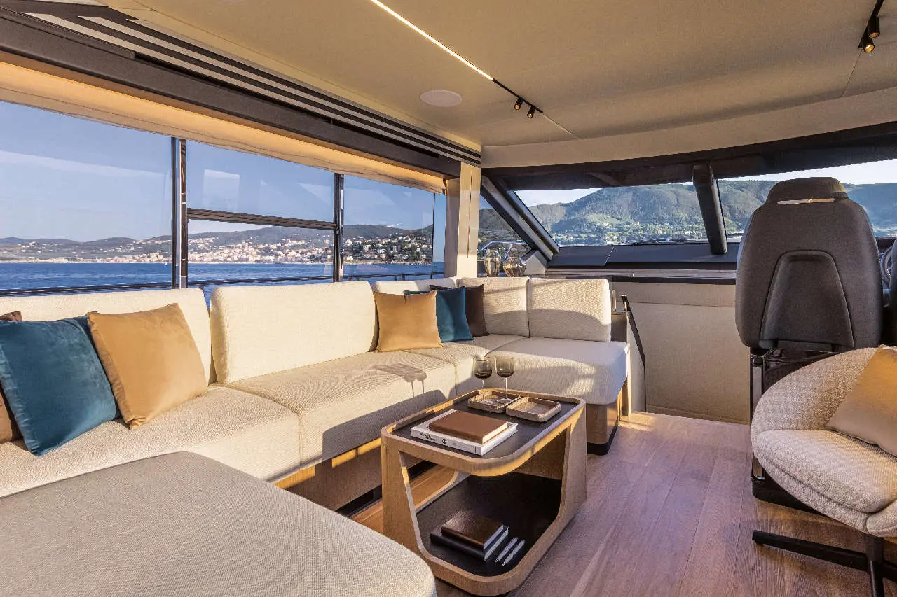 Absolute 60 FLY Interior image 10