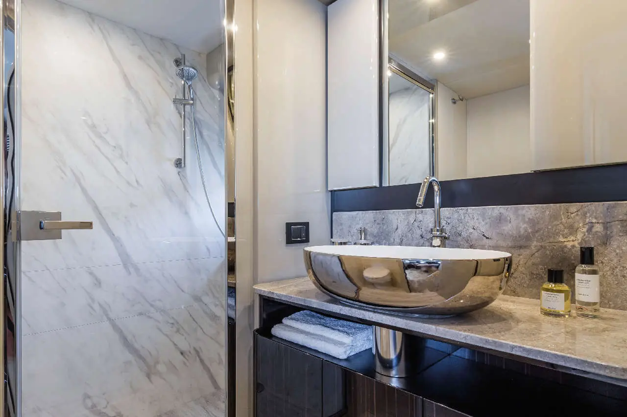 Absolute 62 FLY Interior image 18