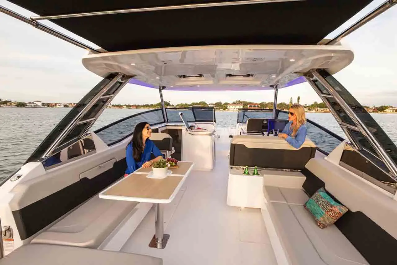 Aquila 32 Lifestyle image 19