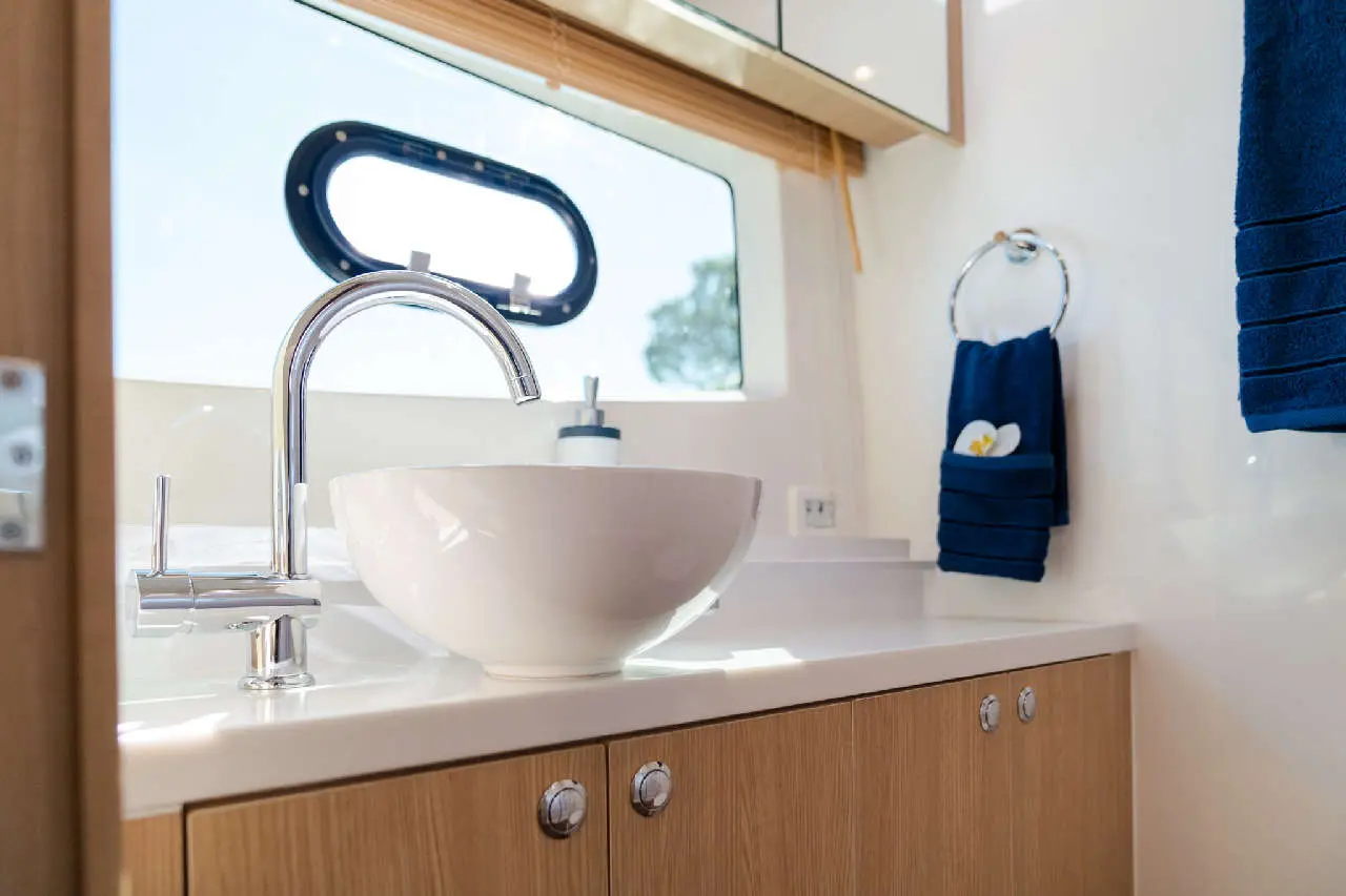 Aquila 42 Internal image 1