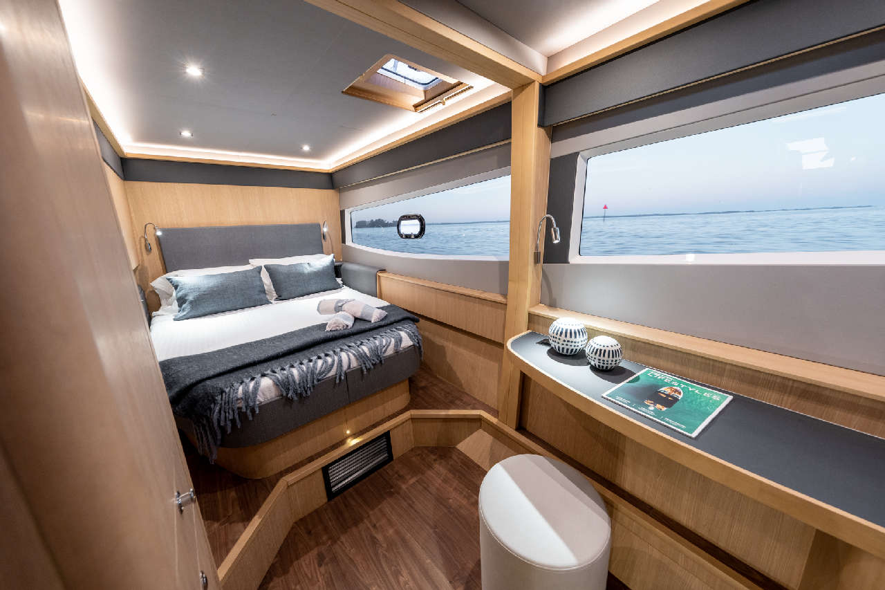 Aquila 42 Internal image 13