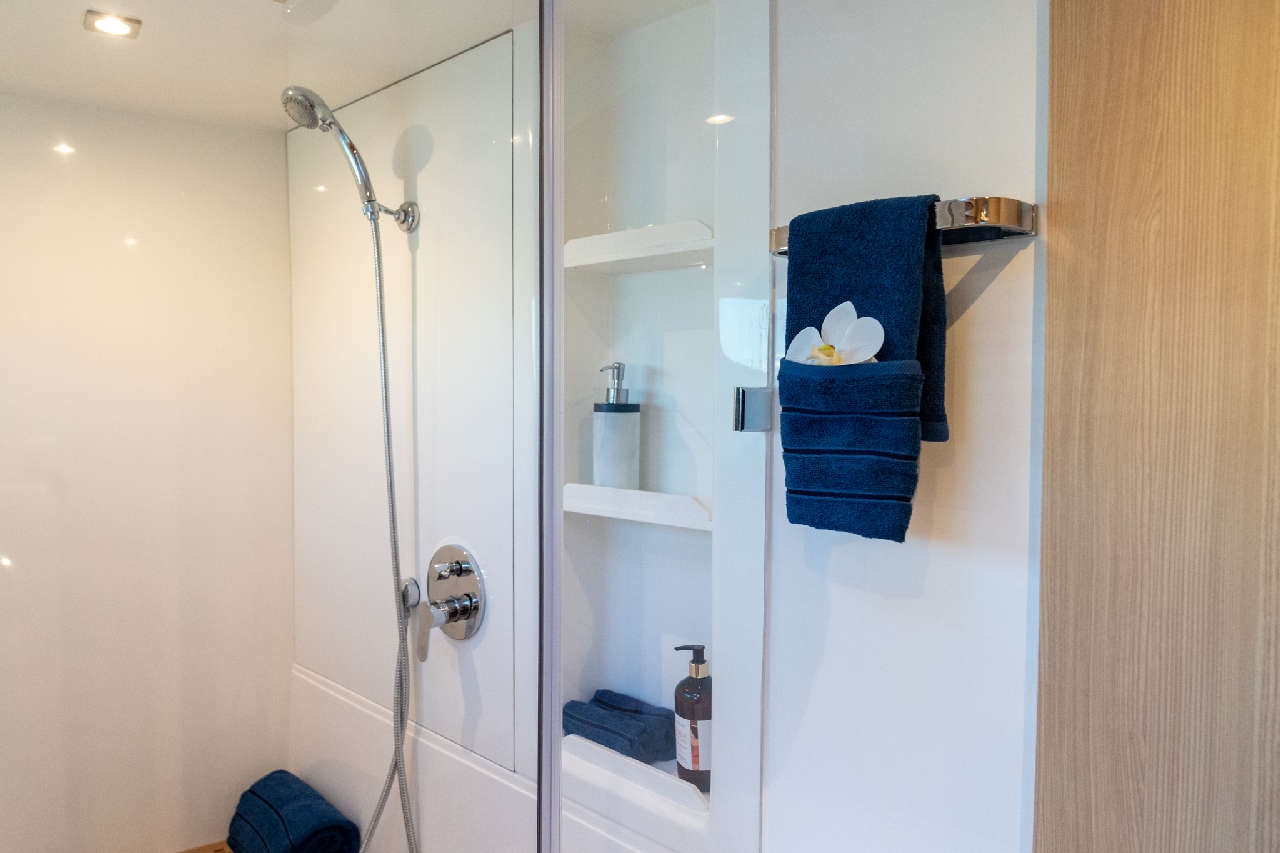 Aquila 42 Internal image 7