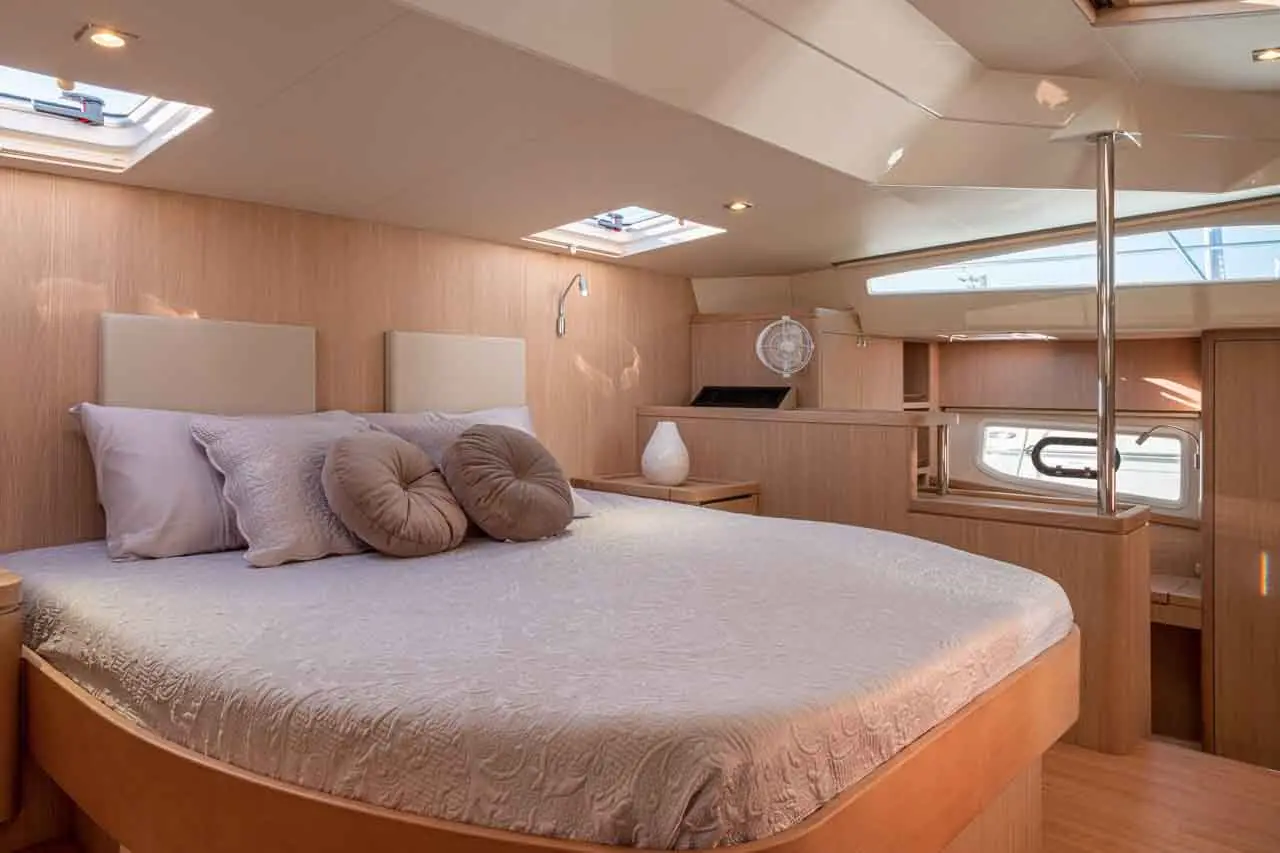 Aquila 44 Internal image 1