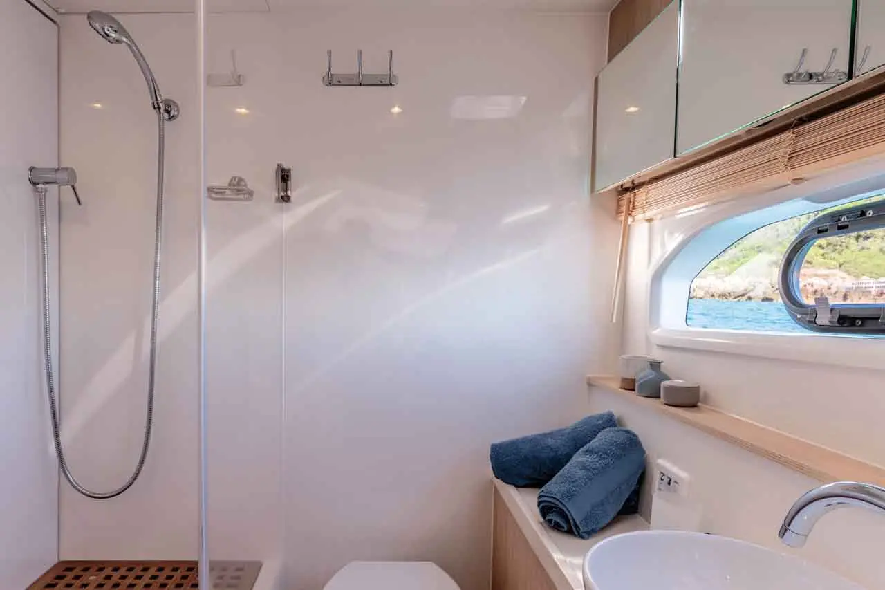 Aquila 44 Internal image 12