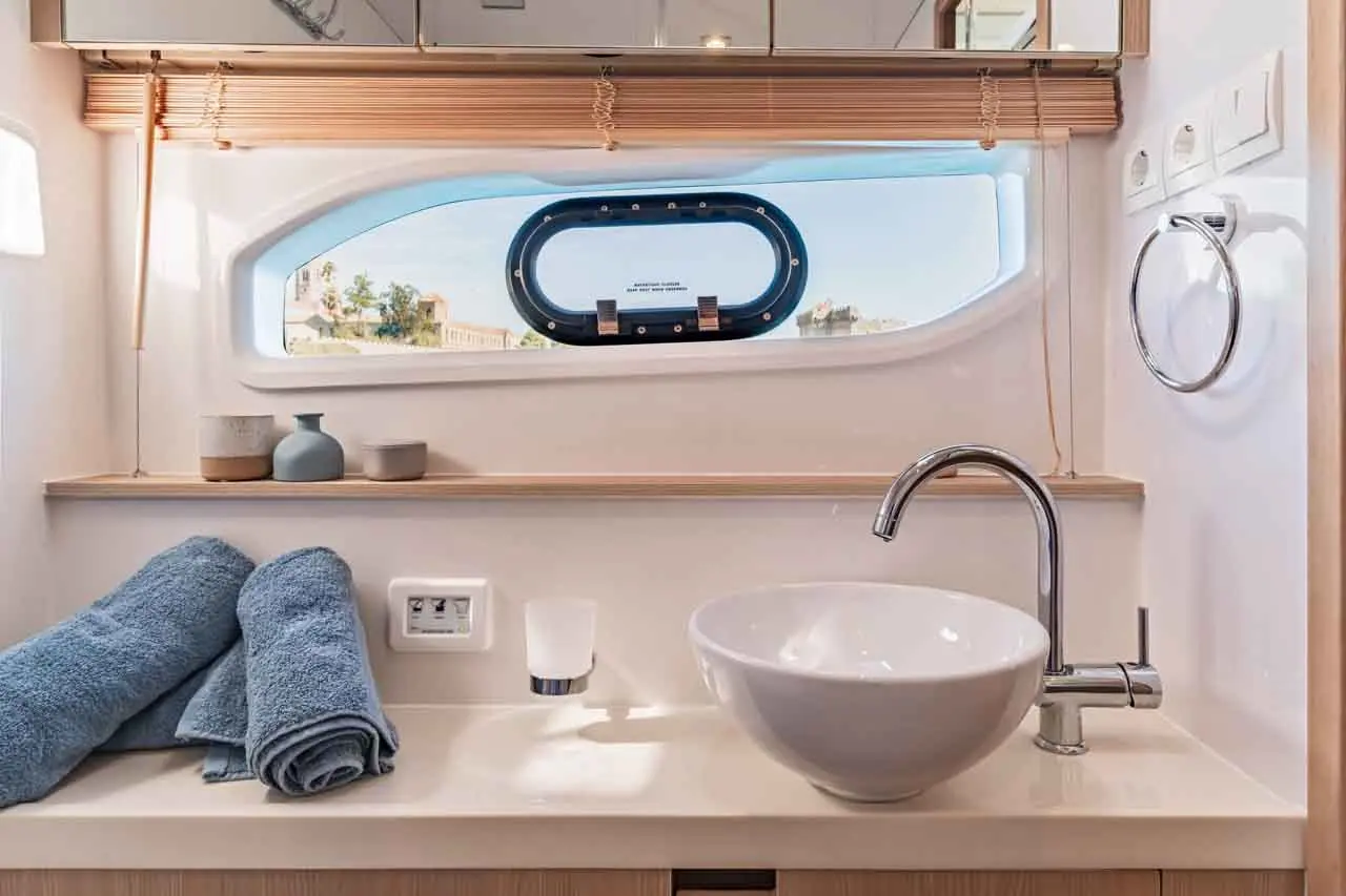 Aquila 44 Internal image 13