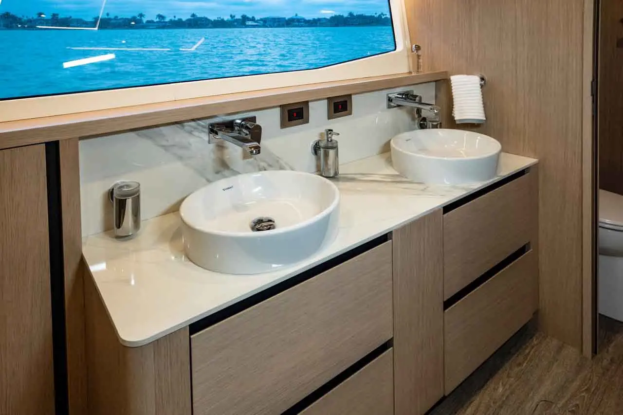 Aquila 70 Internal image 6