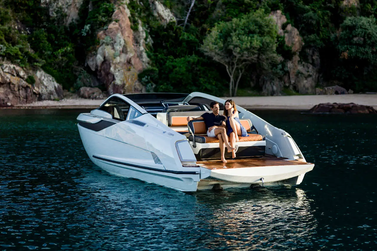 Fairline F//Line 33 Lifestyle image 2
