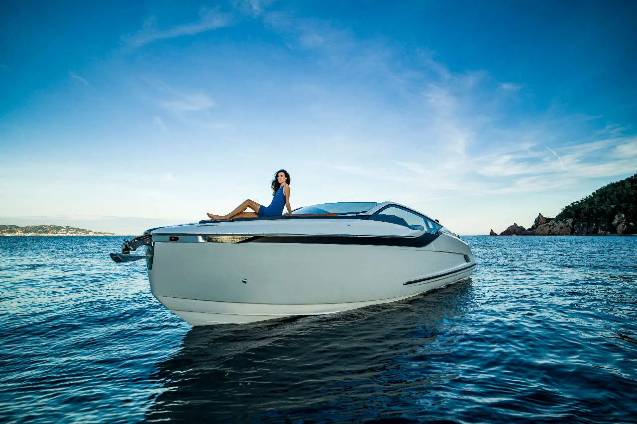 Fairline F//Line 33 Lifestyle image 3