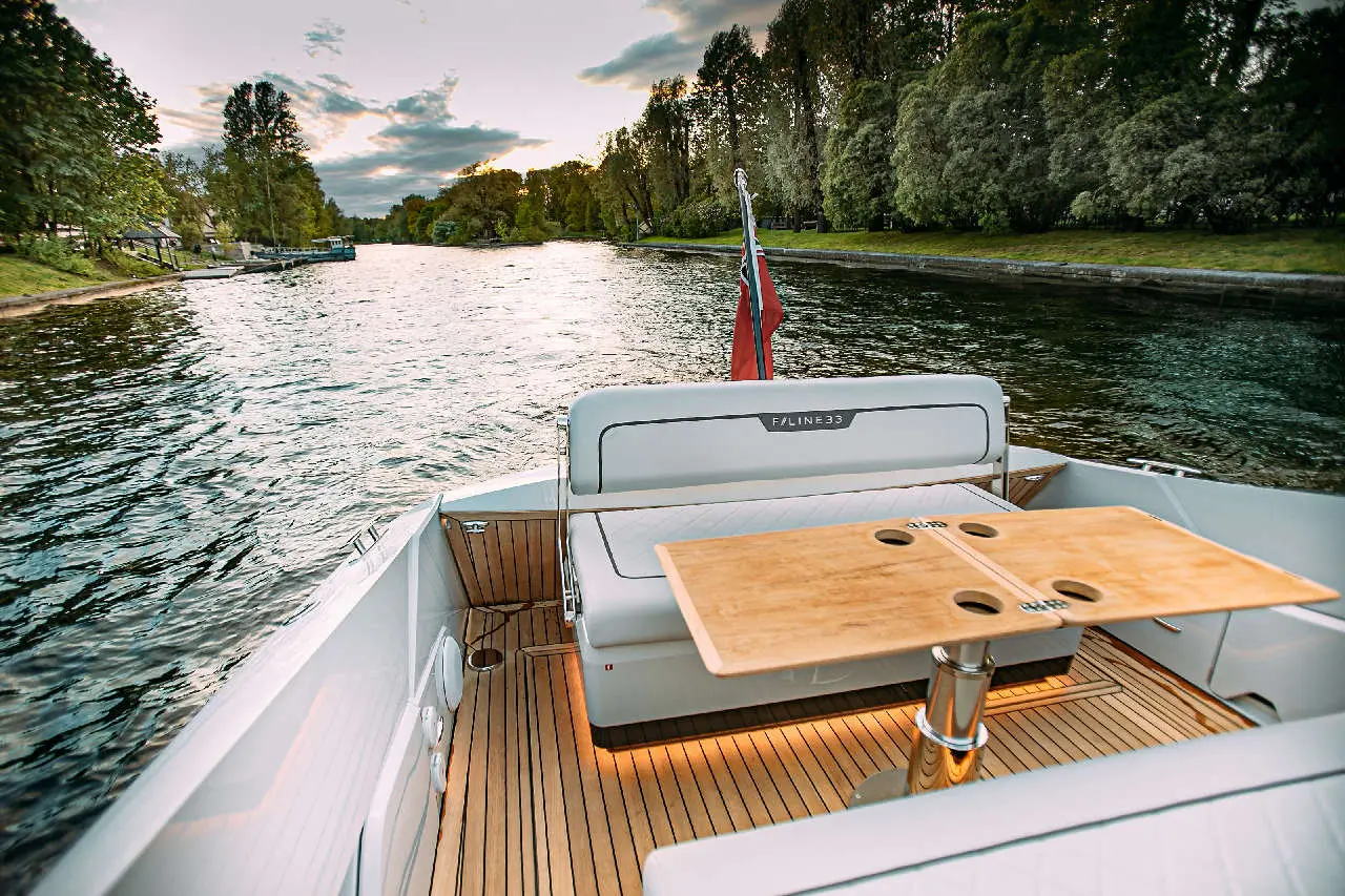 Fairline F//Line 33 Lifestyle image 7