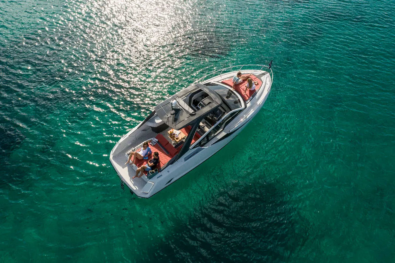 Fairline F//Line 33 Lifestyle image 13