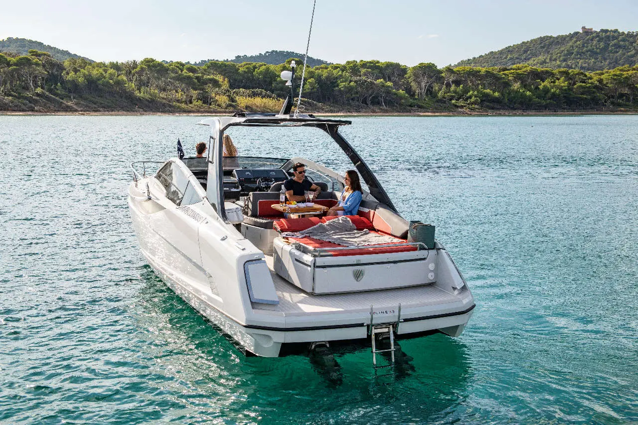 Fairline F//Line 33 Lifestyle image 18
