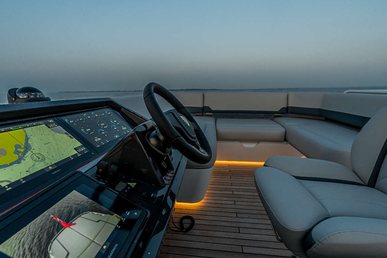 Fairline Phantom 65 Open External image 16