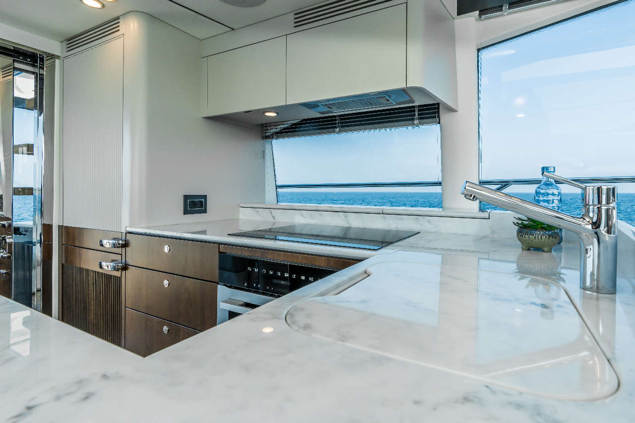 Fairline Phantom 65 Interior image 3