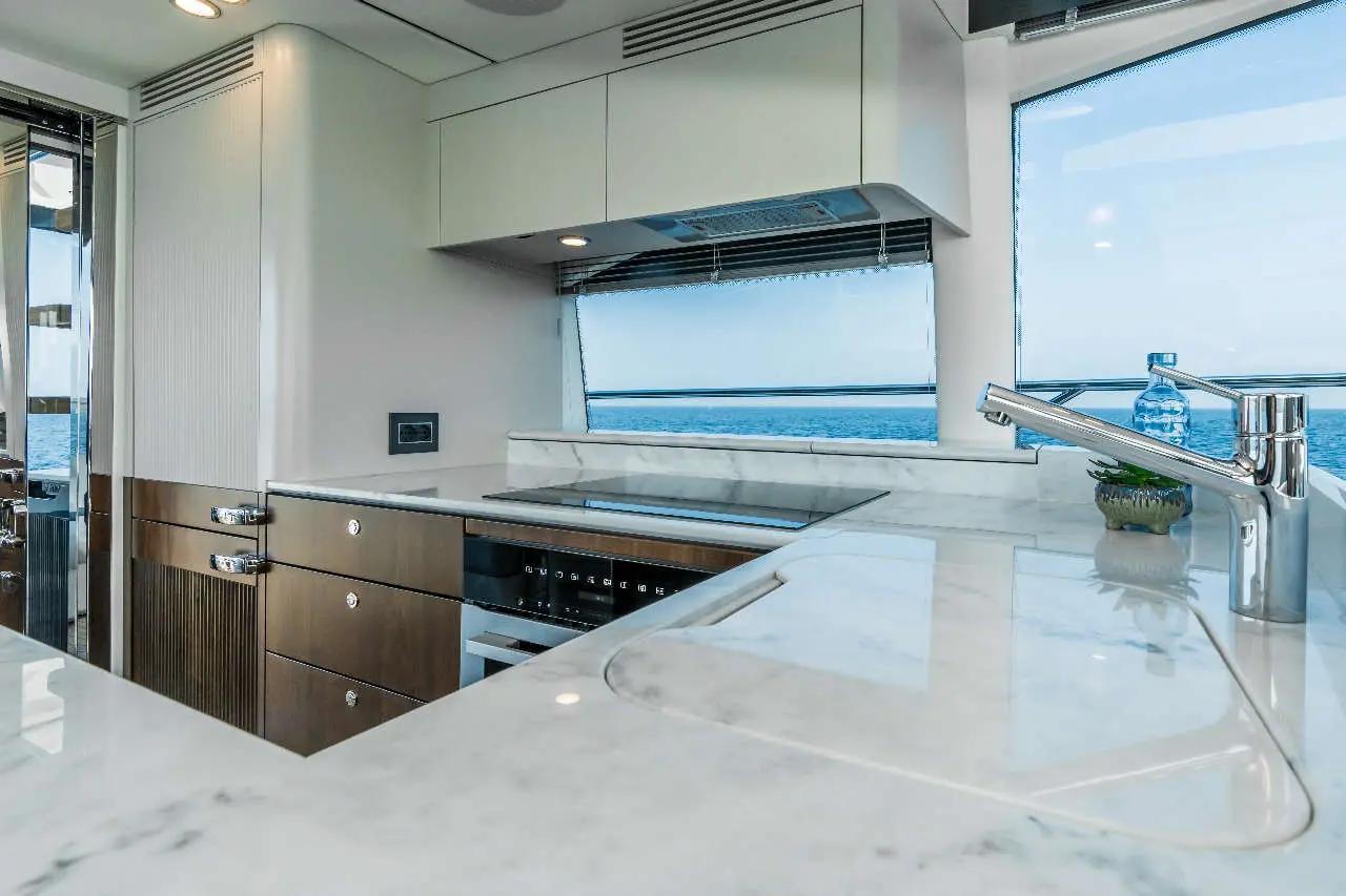 Fairline Phantom 65 Interior image 3