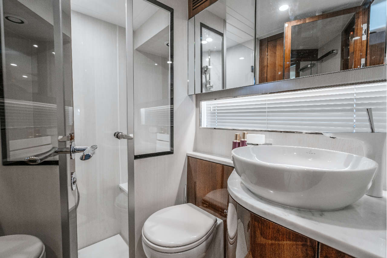 Fairline Phantom 65 Interior image 15