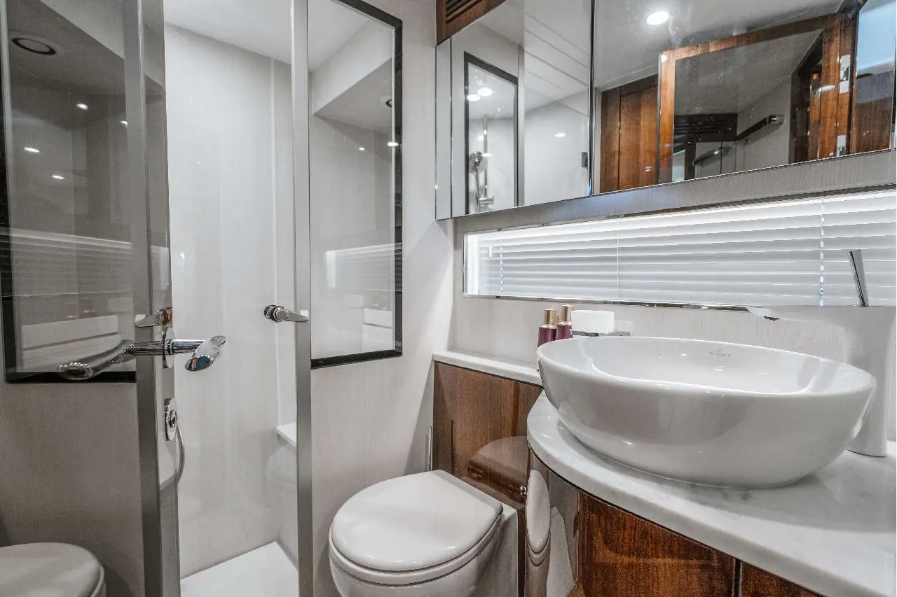 Fairline Phantom 65 Interior image 15
