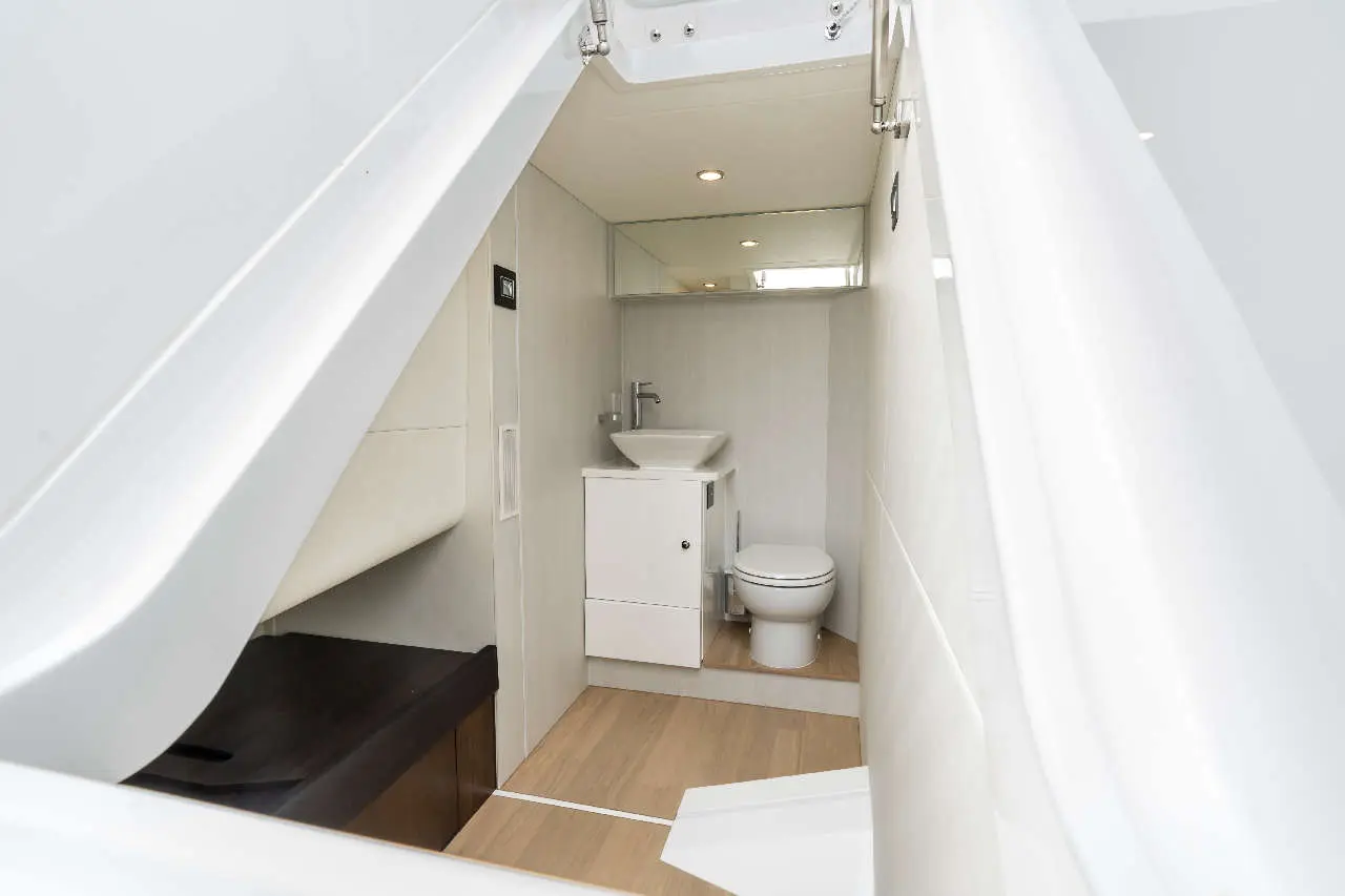 Fairline Phantom 65 Interior image 17