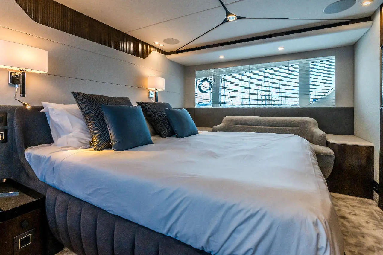 Fairline Phantom 65 Interior image 19