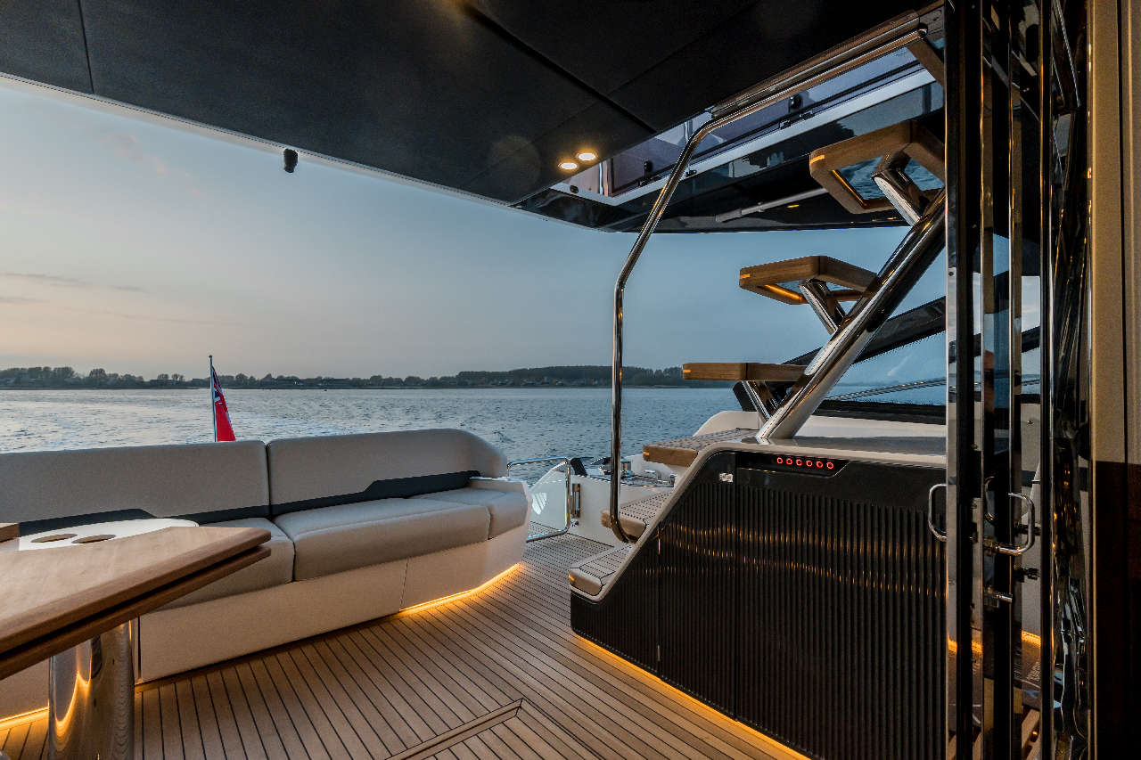 Fairline Phantom 65 Interior image 28
