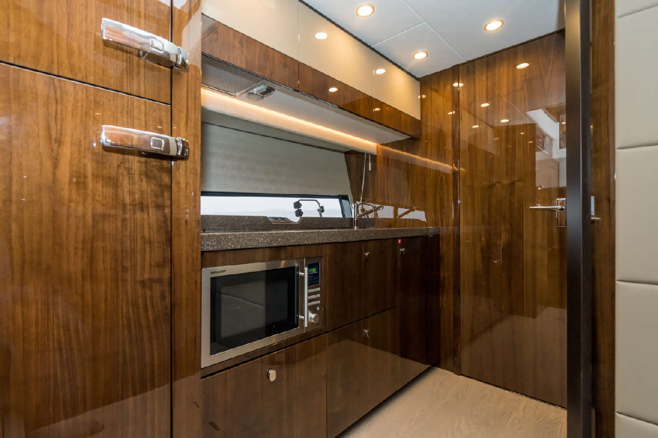 Fairline Squadron 50 Interior image 5