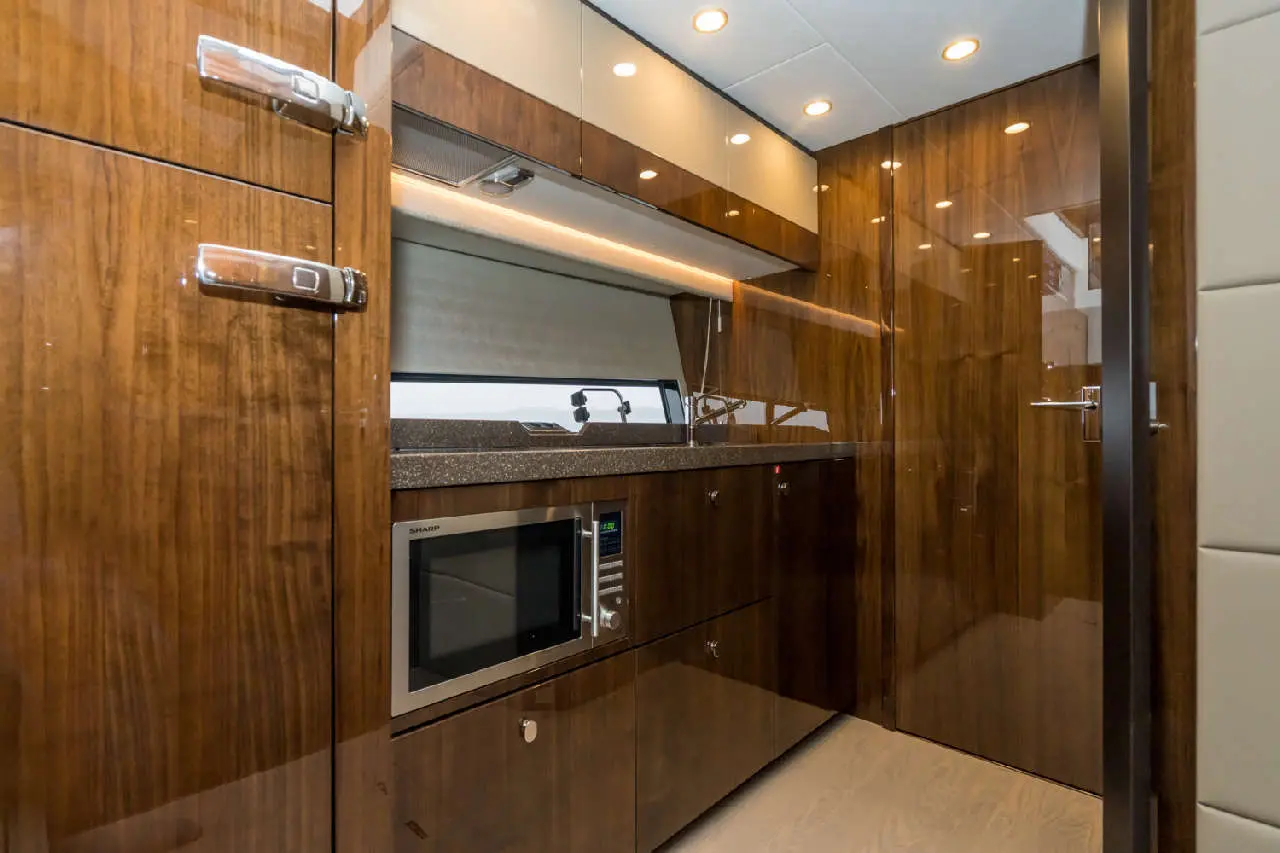Fairline Squadron 50 Interior image 5